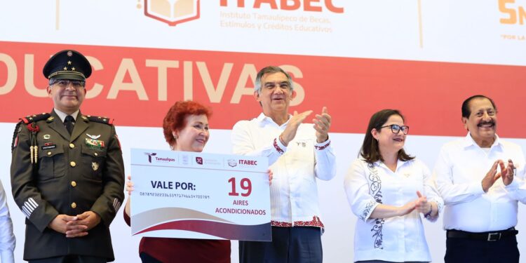 Entrega Américo Villarreal becas que benefician a 54 mil estudiantes de Tamaulipas