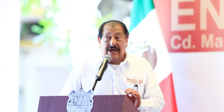 Entrega Américo Villarreal becas que benefician a 54 mil estudiantes de Tamaulipas