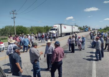 Con bloqueos claman sorgueros de Tamaulipas apoyo emergente a AMLO, Ramírez y Villalobos por sequía, calor y caída de 55% en precio