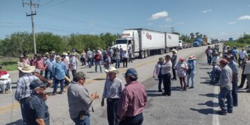 Con bloqueos claman sorgueros de Tamaulipas apoyo emergente a AMLO, Ramírez y Villalobos por sequía, calor y caída de 55% en precio