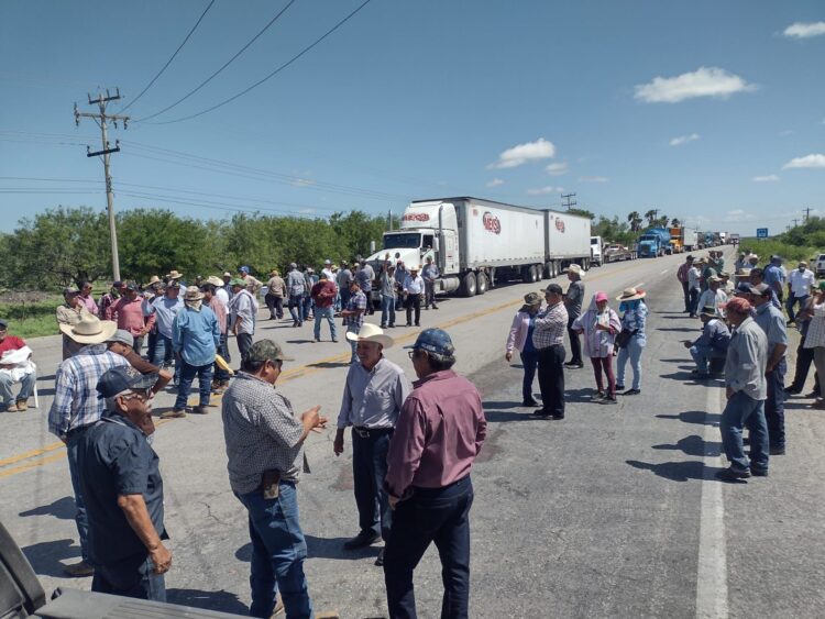 Con bloqueos claman sorgueros de Tamaulipas apoyo emergente a AMLO, Ramírez y Villalobos por sequía, calor y caída de 55% en precio