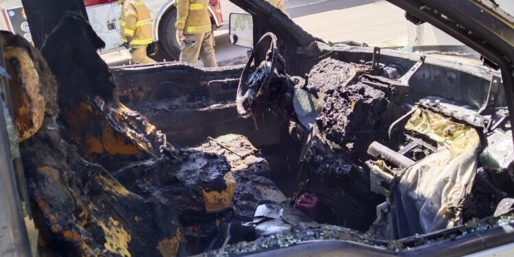 Se incendia camioneta en el estacionamiento de calles 10 y Morelos en Cd. Victoria