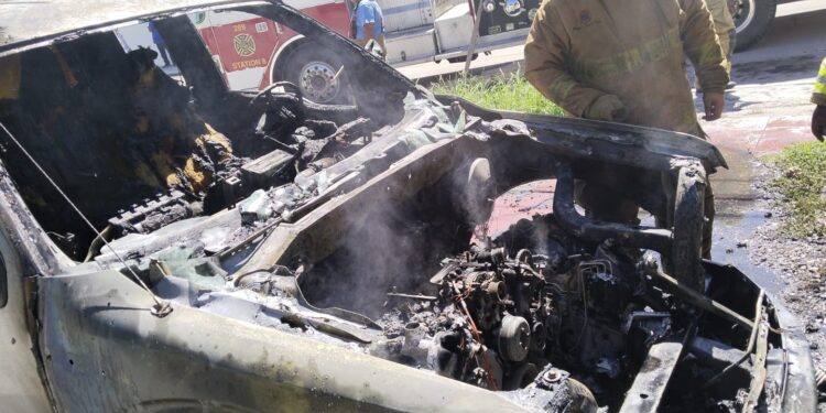 Se incendia camioneta en el estacionamiento de calles 10 y Morelos en Cd. Victoria