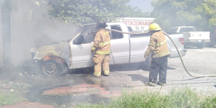 Se incendia camioneta en el estacionamiento de calles 10 y Morelos en Cd. Victoria