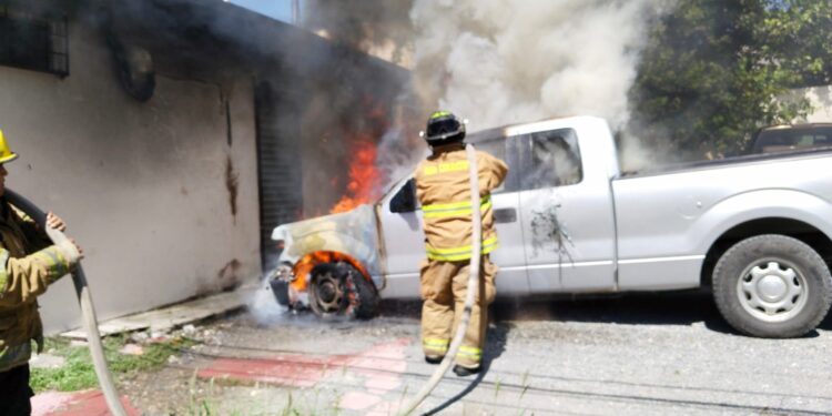 Se incendia camioneta en el estacionamiento de calles 10 y Morelos en Cd. Victoria