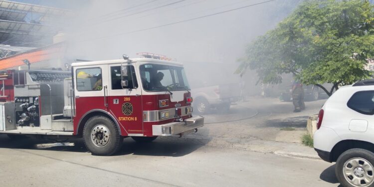 Se incendia camioneta en el estacionamiento de calles 10 y Morelos en Cd. Victoria
