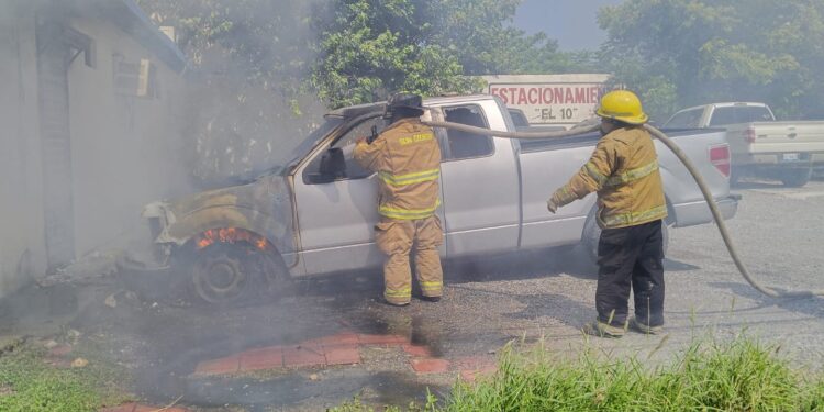 Se incendia camioneta en el estacionamiento de calles 10 y Morelos en Cd. Victoria