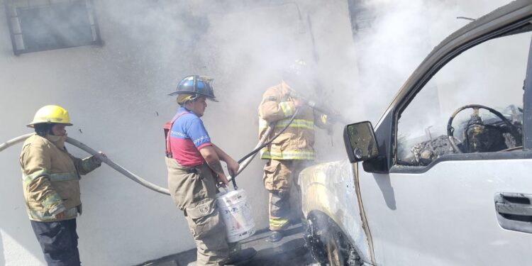 Se incendia camioneta en el estacionamiento de calles 10 y Morelos en Cd. Victoria