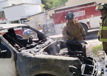 Se incendia camioneta en el estacionamiento de calles 10 y Morelos en Cd. Victoria