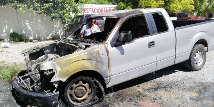 Se incendia camioneta en el estacionamiento de calles 10 y Morelos en Cd. Victoria