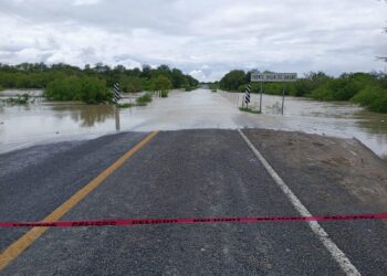 Cierran crretera Casas-Soto la Marina por crecida de arroyo