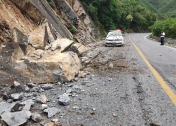 Alertan por deslave en carretera vieja Tula