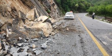 Alertan por deslave en carretera vieja Tula