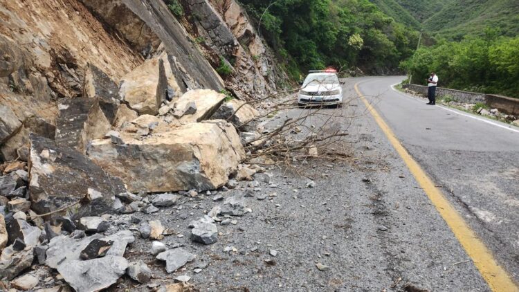 Alertan por deslave en carretera vieja Tula