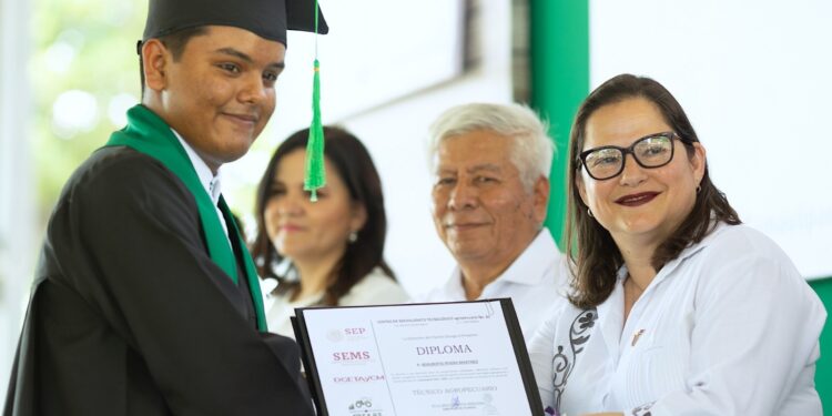 Egresa nueva generación de técnicos del CBTA 83 de Gómez Farías, Tamaulipas