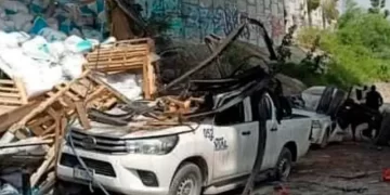Tráiler cae desde puente de la autopista Monterrey – Saltillo; hay siete heridos