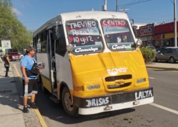 Multan a micros por subir tarifa, pero siguen cobrando $12