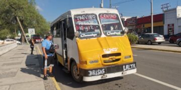 Multan a micros por subir tarifa, pero siguen cobrando $12