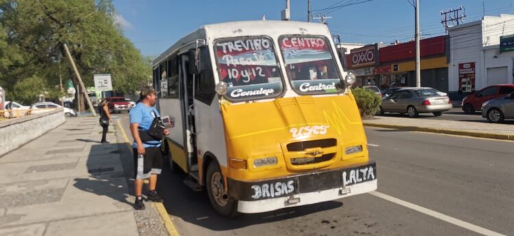 Multan a micros por subir tarifa, pero siguen cobrando $12