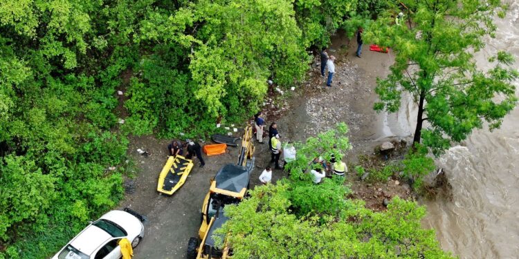 Creciente de río incomunicó a excursionistas