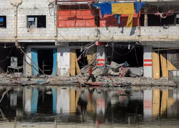 Oleada de bombardeos en Jan Yunis después de evacuación masiva