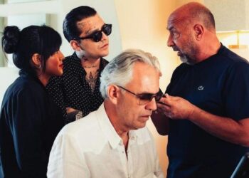 Christian Nodal brilla en homenaje a Andrea Bocelli