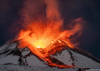 Italia eleva la alerta del volcán Etna ante aumento de actividad volcánica