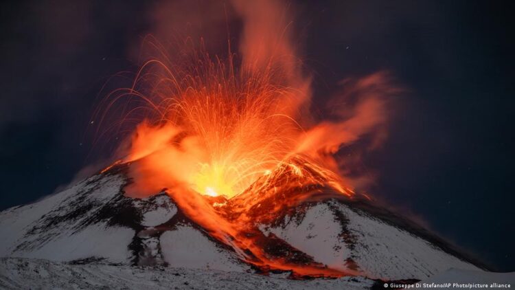 Italia eleva la alerta del volcán Etna ante aumento de actividad volcánica