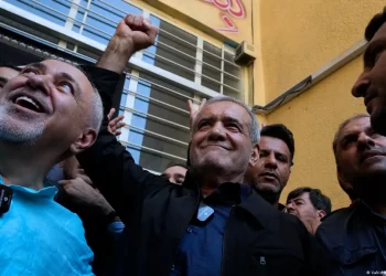 Pezeshkian derrota a Jalili y se convierte en el noveno presidente de Irán