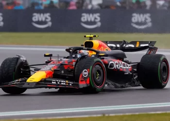 Error costoso de ‘Checo’ Pérez; quedó atorado en una trampa