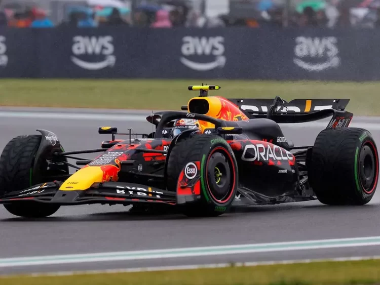 Error costoso de ‘Checo’ Pérez; quedó atorado en una trampa