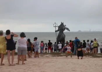 Poseidón se vuelve más famoso tras paso de Beryl; más turistas van a tomarse fotos