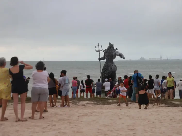 Poseidón se vuelve más famoso tras paso de Beryl; más turistas van a tomarse fotos
