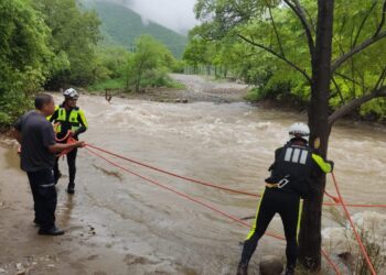 Creciente de río incomunicó a excursionistas