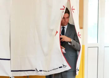 Primer ministro francés renuncia tras victoria de izquierda en elecciones legislativas