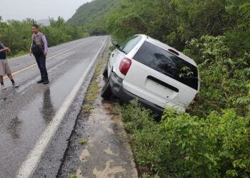 Familia se estrella contra talud en su camioneta
