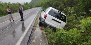 Familia se estrella contra talud en su camioneta