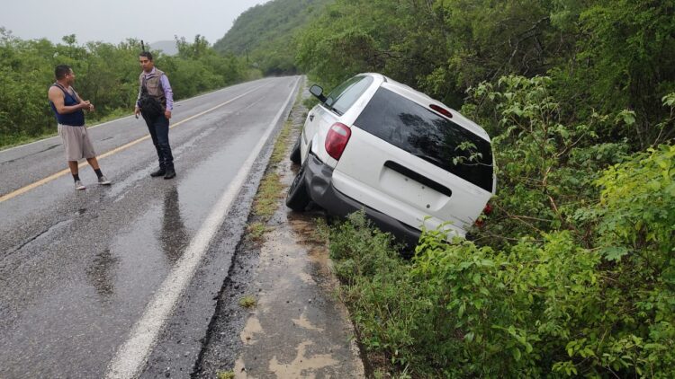 Familia se estrella contra talud en su camioneta