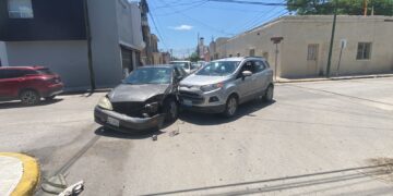 Aparatoso encontronazo vehicular en el crucero 21 y Zaragoza de Cd. Victoria