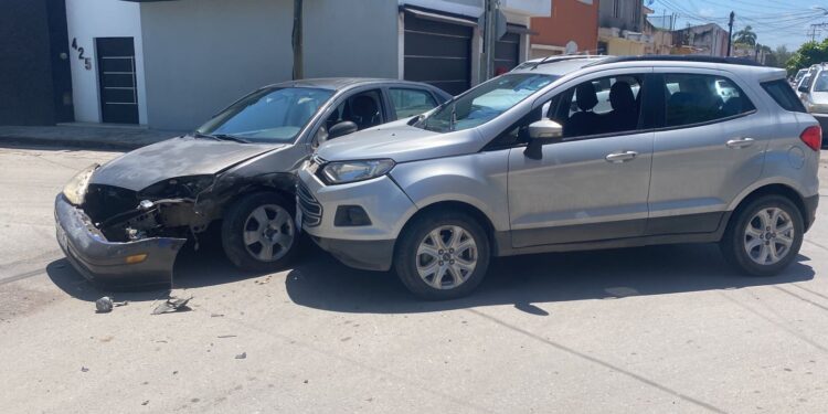 Aparatoso encontronazo vehicular en el crucero 21 y Zaragoza de Cd. Victoria