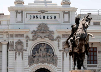 Perú expulsa a diplomáticos venezolanos tras crisis electoral