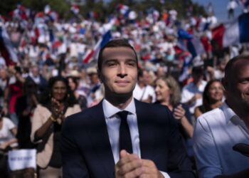 Retirada masiva de candidatos ante el avance de la ultraderecha francesa