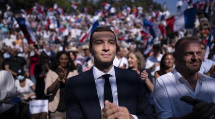 Retirada masiva de candidatos ante el avance de la ultraderecha francesa