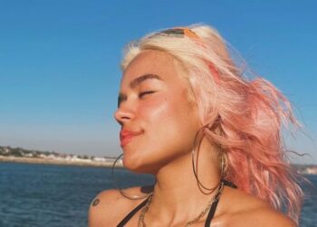 Karol G responde a rumores con escapada soleada en Portugal