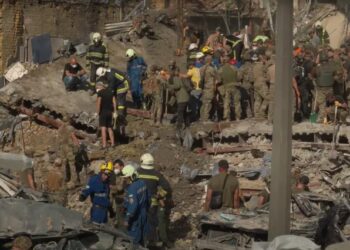 Ataque devastador en Kiev: Médicos protegen a niños en quirófanos del hospital infantil