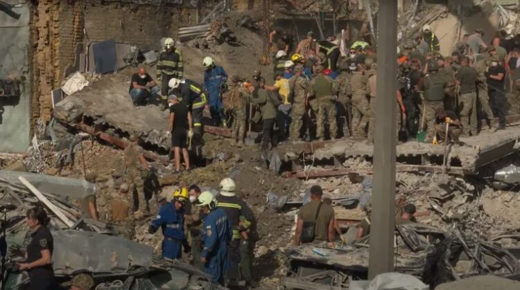 Ataque devastador en Kiev: Médicos protegen a niños en quirófanos del hospital infantil