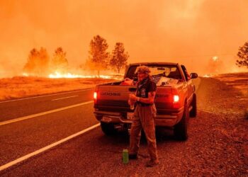 Aumenta la ferocidad del incendio forestal al norte de California