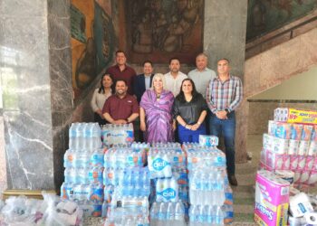 Donan apoyos alimentarios a damnificados por lluvias