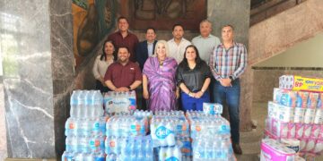 Donan apoyos alimentarios a damnificados por lluvias