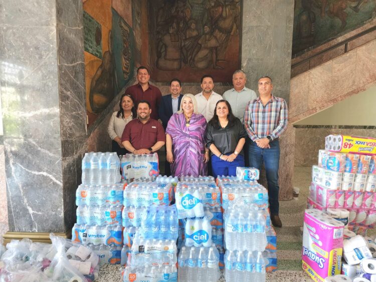 Donan apoyos alimentarios a damnificados por lluvias